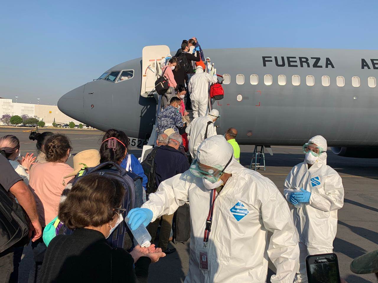 Fueron de viaje a Perú y regresó a México con las cenizas de su esposo víctima de COVID-19