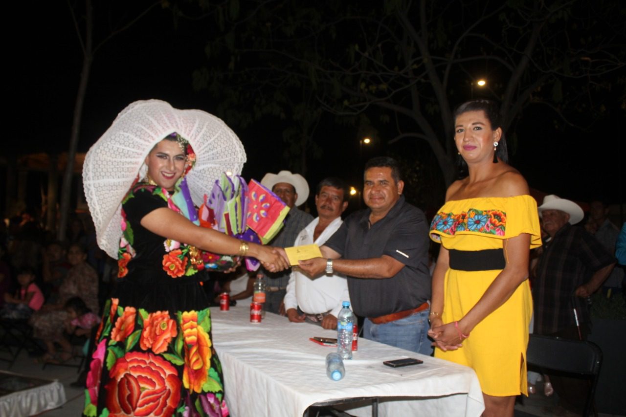 Realizan primer concurso de Trajes Típicos en Ayala