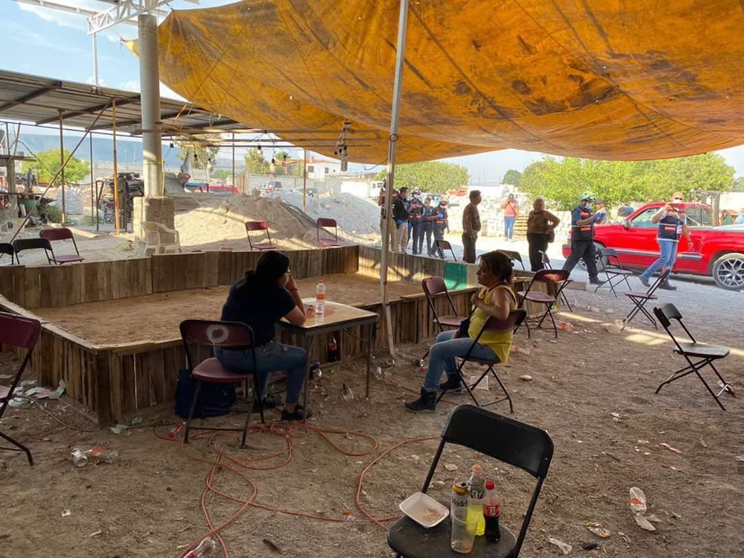 Sorprenden a decenas de personas en PELEA de GALLOS en Querétaro