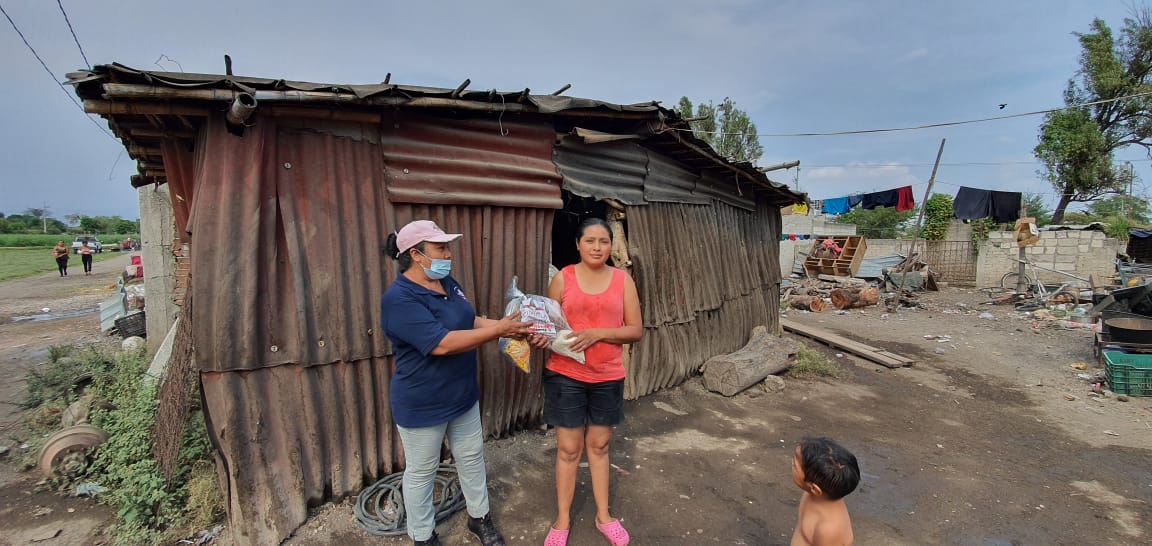 Llevan despensas a familias vulnerables de Cuautla
