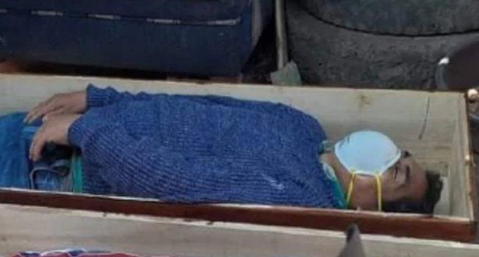 Alcalde de Perú finge estar muerto para que no lo multen por violar la cuarentena
