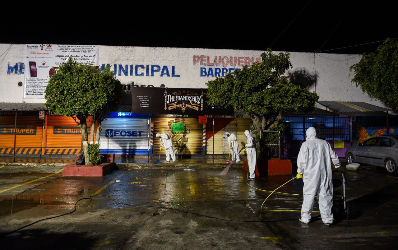Sanitizan calles de la colonia Antonio Barona en Cuernavaca