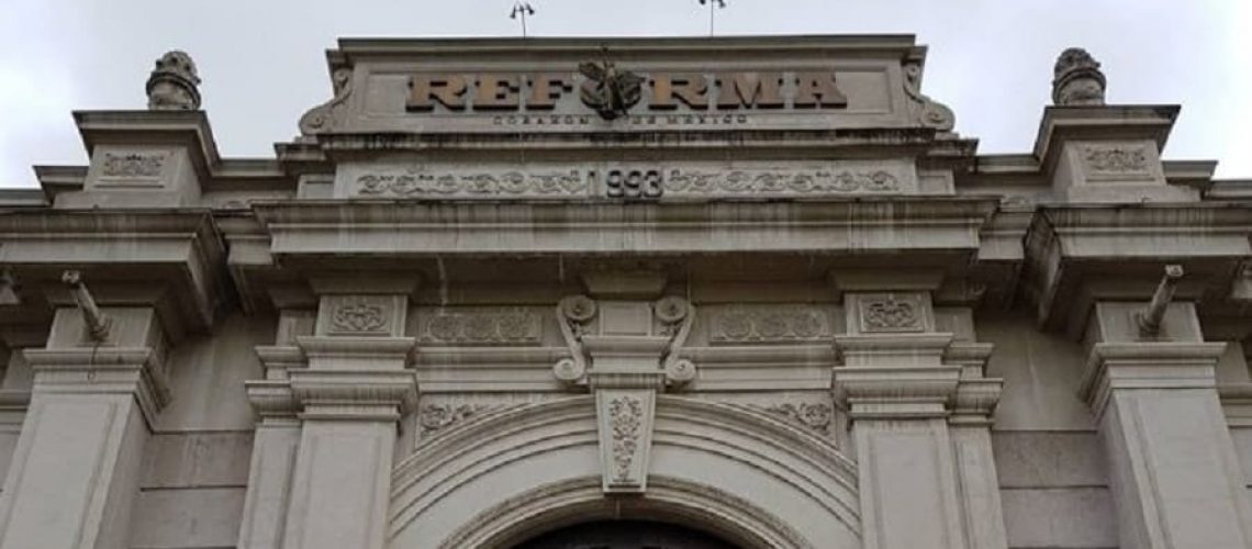 Amenazan a diario Reforma con ‘volar’ su edificio si siguen atacando a AMLO