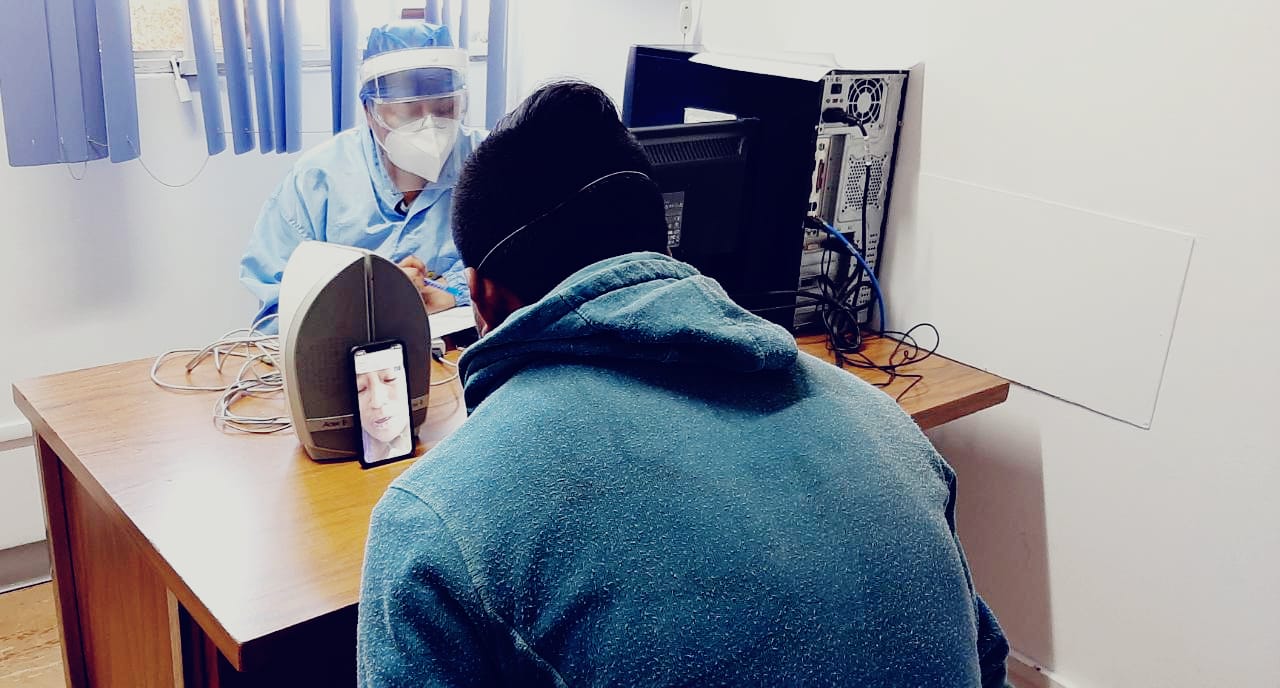 Por videollamadas se vuelven a ver familias de pacientes con COVID-19 en Hospital G. Parres