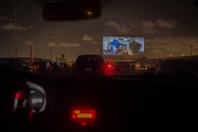Aeropuerto abre sus puertas como AUTOCINEMA en Uruguay