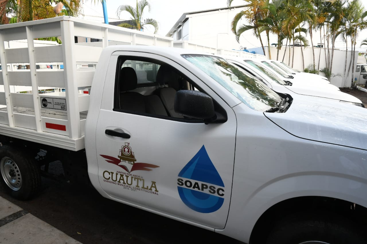 Entregan 5 camionetas a sistema de agua potable de Cuautla