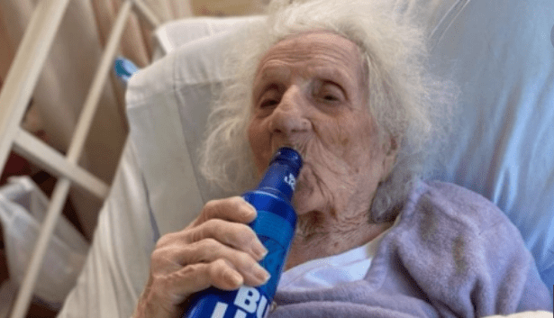 Mujer de 103 años se recupera del COVID-19 y celebra con una CERVEZA