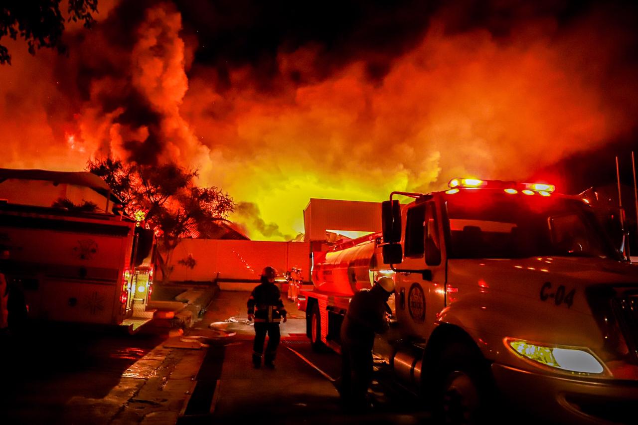 Incendio consume fábrica en CIVAC, descartan personas lesionadas