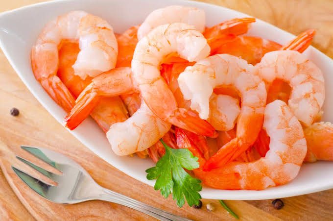 Hallan COVID-19 en camarones y salmón congelados