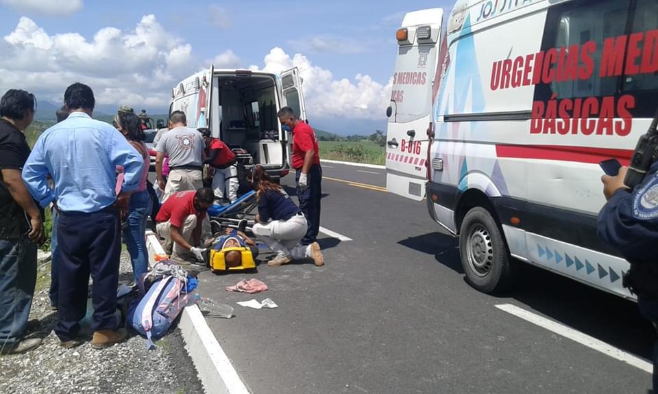 Vuelca camioneta en la Siglo XXI, seis adultos resultaron lesionados