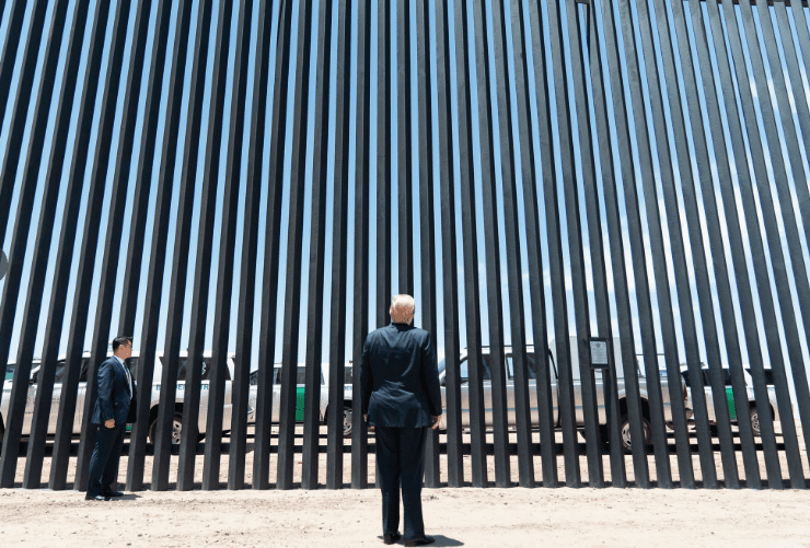 Trum presume el muro fronterizo previo a reunirse con AMLO