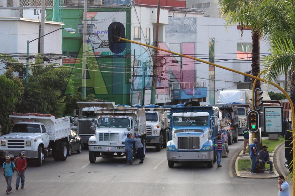 Transportistas exigen seguridad con MEGABLOQUEO en Cuernavaca