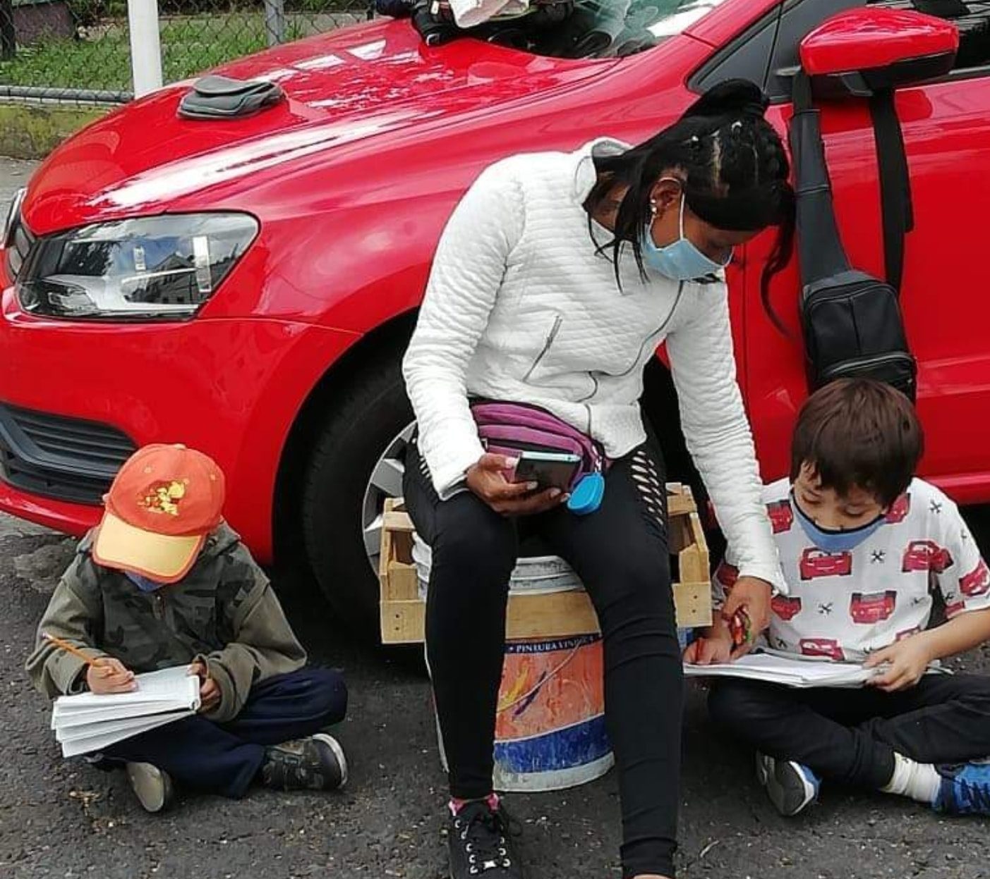 Franelera lleva a sus hijos a puntos de Internet gratuito para que puedan tomar clases