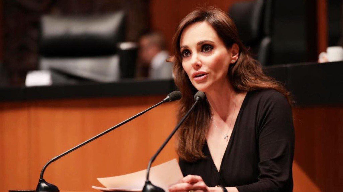 Lilly Téllez celebra salida de médicos cubanos de México.