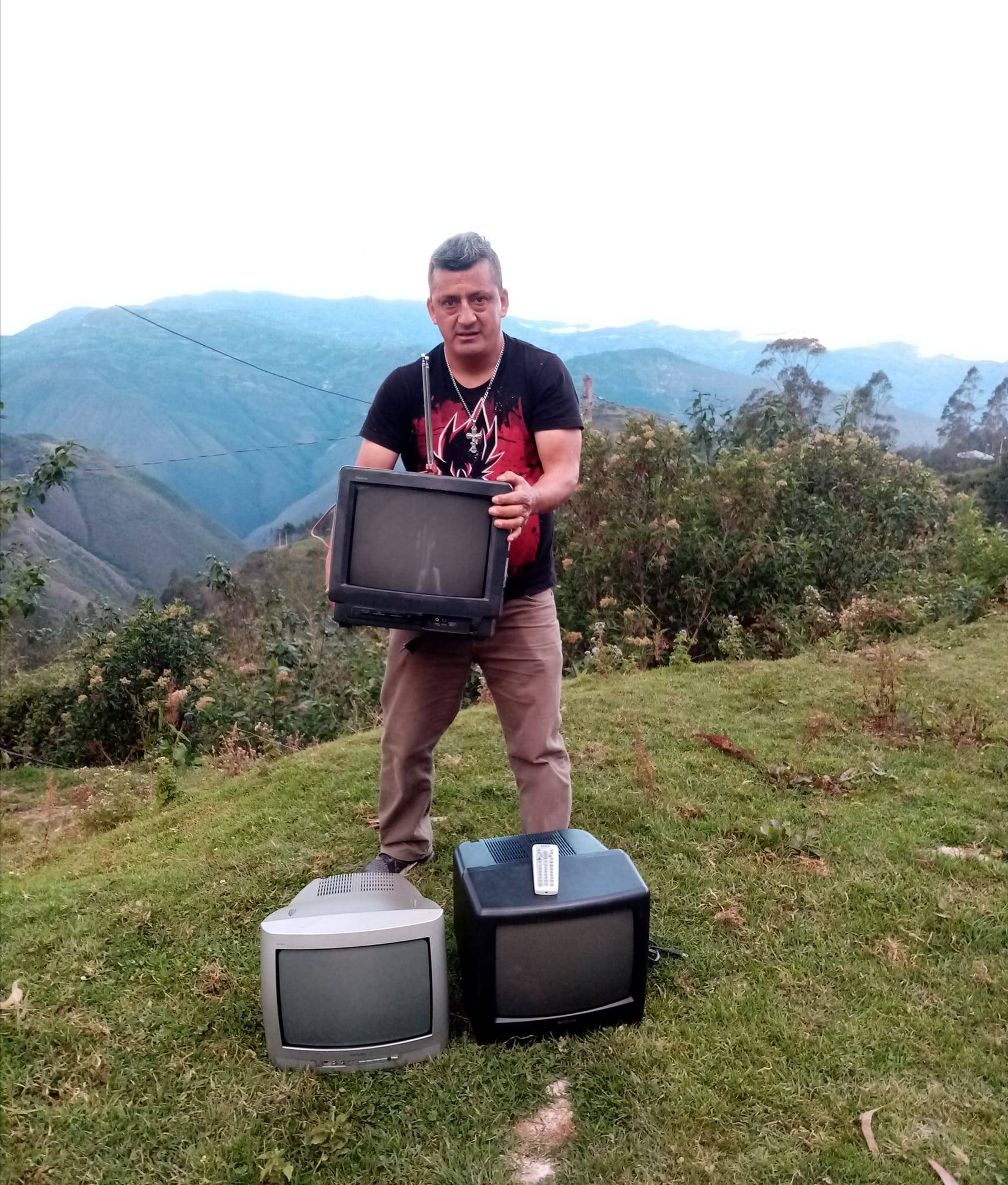Maestro recolecta televisores para que sus alumnos puedan tomar clases