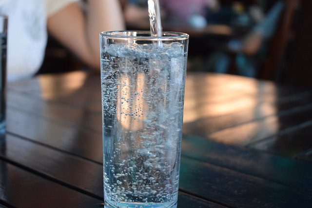 ¿Es bueno tomar agua mineral? esto dice la Profeco