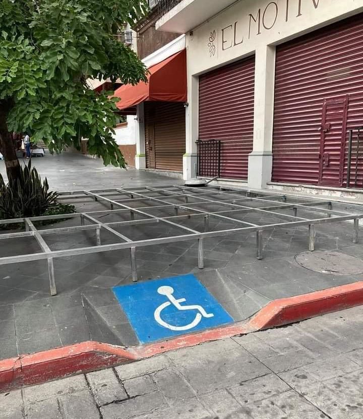 Negocios obstruyen rampas de discapacitados en el Centro de Cuernavaca