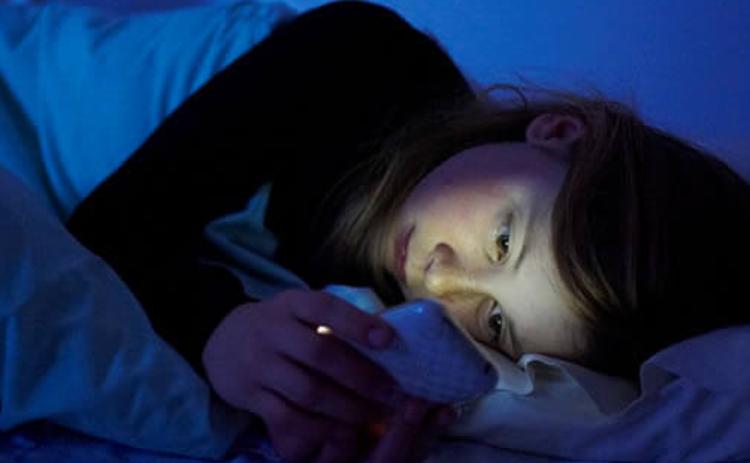 Usar dispositivos móviles antes de dormir puede afectar el sueño: BUAP