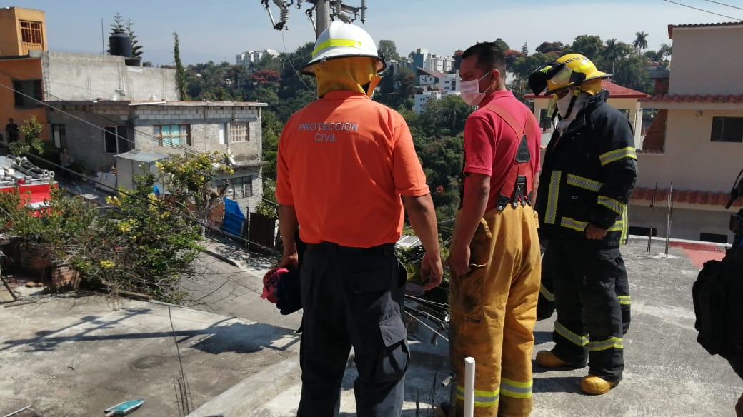 Hombre muere electrocutado en Cuernavaca cuando impermeabilizaba un techo
