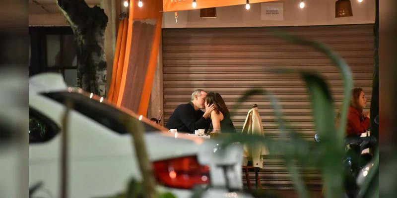 Captan a Hugo López-Gatell incumpliendo la ‘sana distancia’ y besando a una mujer