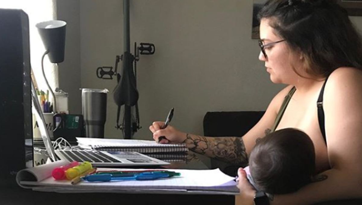 Profesor la exhibe y le prohíbe amamantar su hijo durante clases en línea