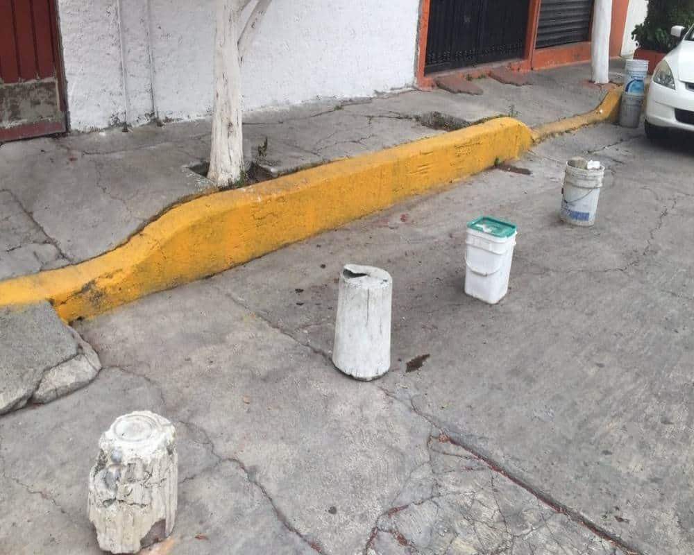 Proponen castigar a quienes aparten con “botes” la vía pública