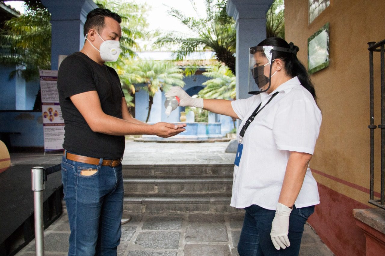 Cobran e impiden subir a turistas al Tepozteco