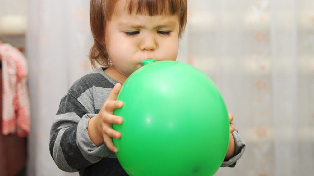 Bebé de 10 meses muere por asfixiarse con un globo