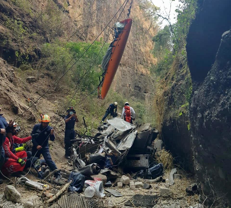 Familia desaparecida es localizada en barranca de la Autopista Siglo XXI