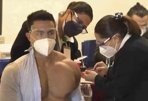 Médico musculoso se vuelve viral tras recibir la vacuna contra el Covid-19
