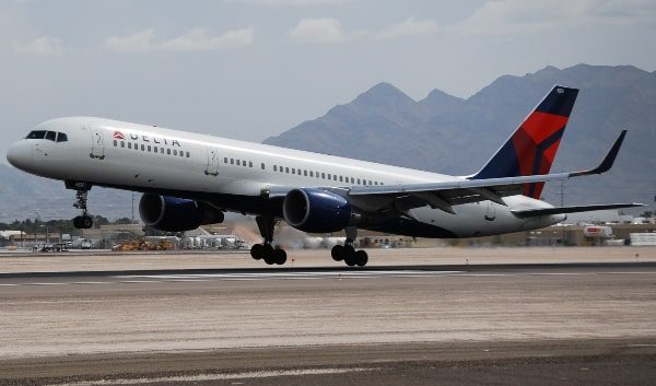 Pareja entra en pánico y salta de avión en funcionamiento