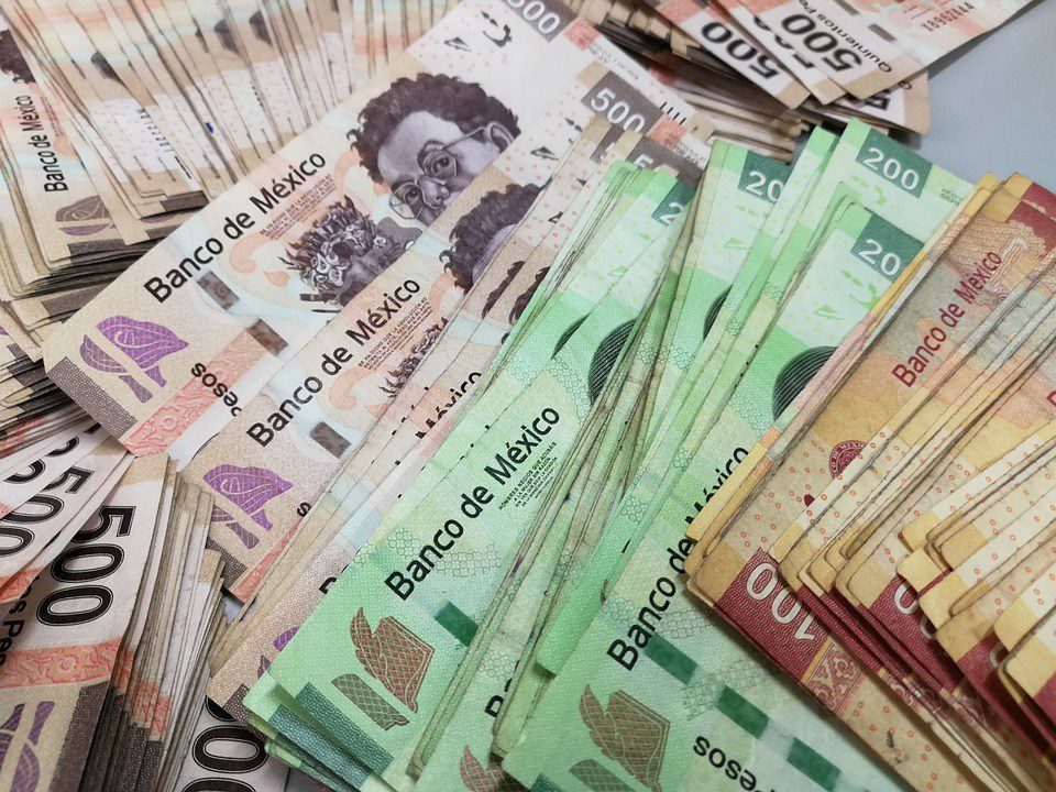 Detienen a hombre con un millón 700 mil pesos ocultos en su auto