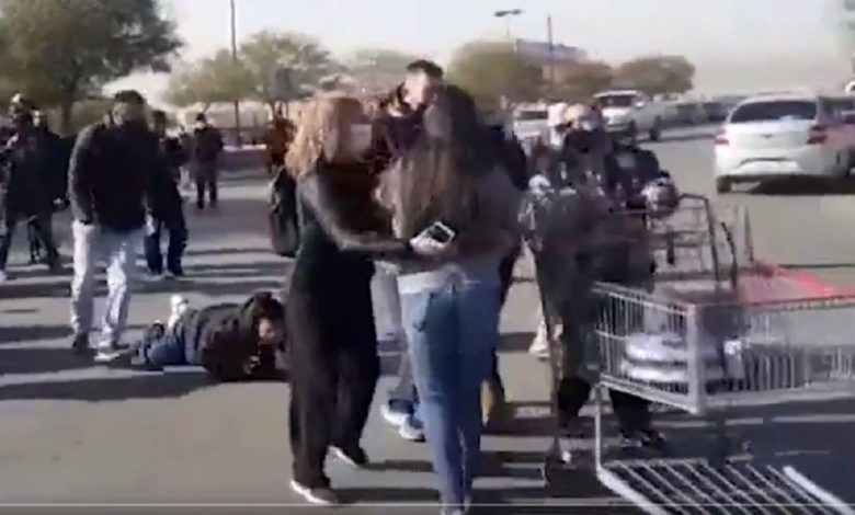 Mujeres desatan GUERRA DE PASTELES afuera de Costco de Ciudad Juárez