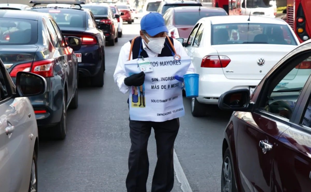 Abuelitos salen a las calle a pedir ayuda luego de quedarse sin trabajo
