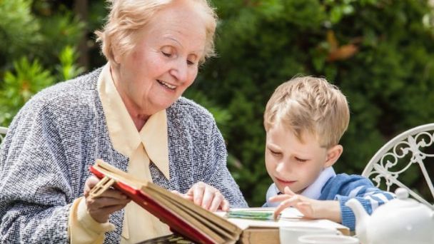 Síndrome de la abuela esclava: ancianos que se ven obligados a cuidar a sus nietos