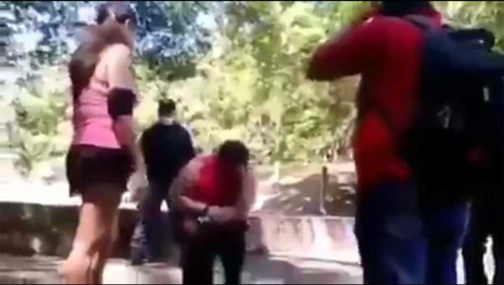 Mujer enfrenta a su acosador sexual, él se arrodilla y le ofrece disculpas