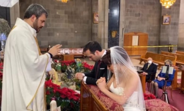 En semáforo rojo funcionaria de la 4T celebra boda en iglesia de Polanco