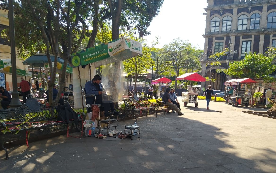 Violan cintas de restricción en bancas del Zócalo de Cuernavaca
