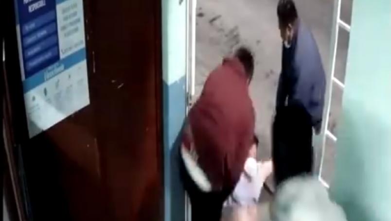Doctor es golpeado por familiares de paciente fallecido