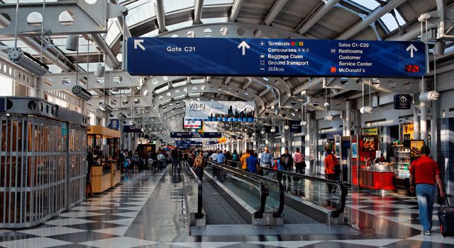 Por miedo al covid, un hombre vivió tres meses en el aeropuerto de Chicago