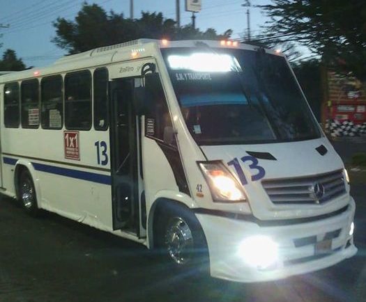 Chofer de la Ruta 13 regresó celular caro perdido en su unidad