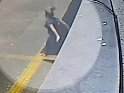 Mujer salta desde un edificio para no ser violada