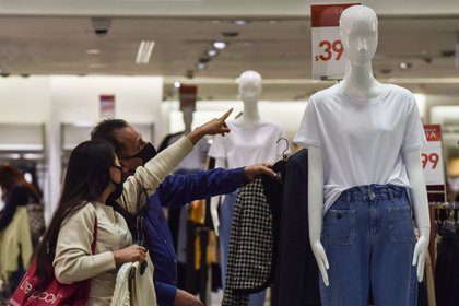 CDMX sigue en semáforo rojo; permitirá reapertura de centros comerciales
