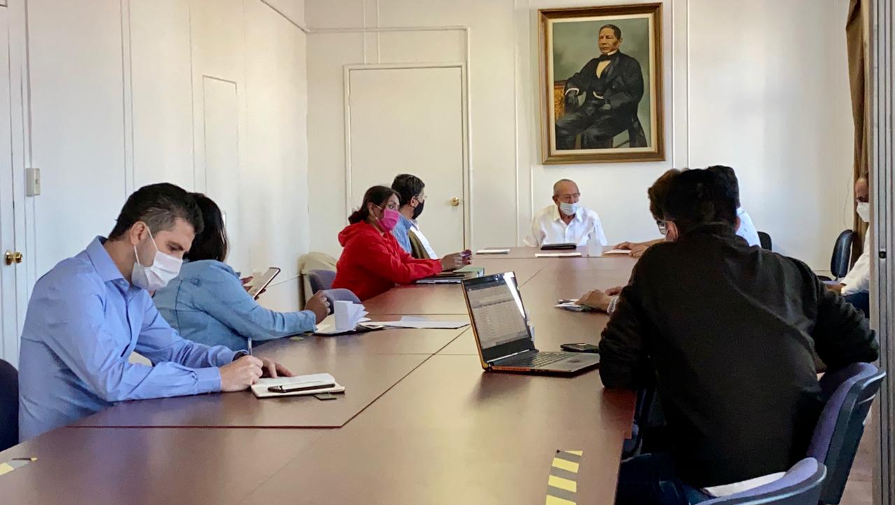 Sostienen reunión con profesores de inglés, aseguran que el programa no está suspendido