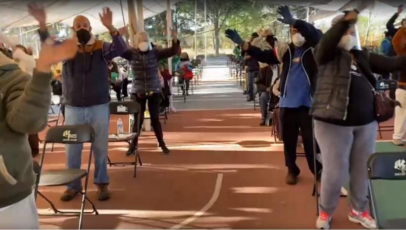 En Xochimilco ponen a bailar a adultos mayores durante vacunación