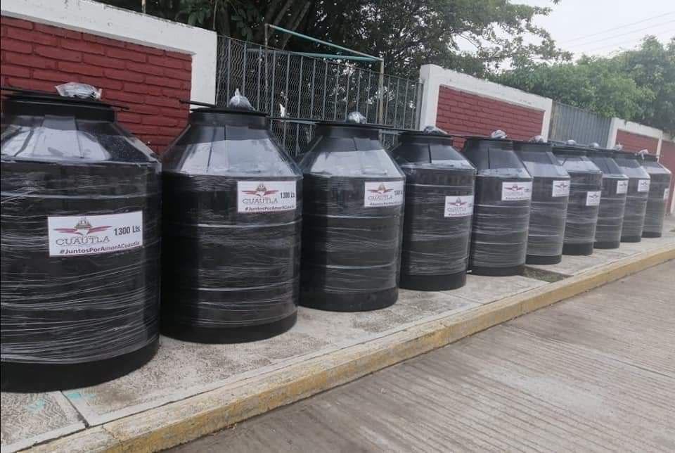 Entregan tinacos y láminas subsidiadas a familias de Cuautla