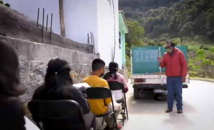 Maestro adaptó su camioneta para dar clases a niños de la sierra de Querétaro
