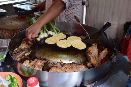 Vendedor de tacos reutiliza los platos tirados a la basura para dárselos a sus clientes