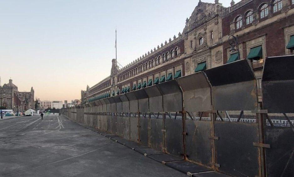 Con vallas metálicas protegen monumentos en la CDMX previo al 8 de marzo