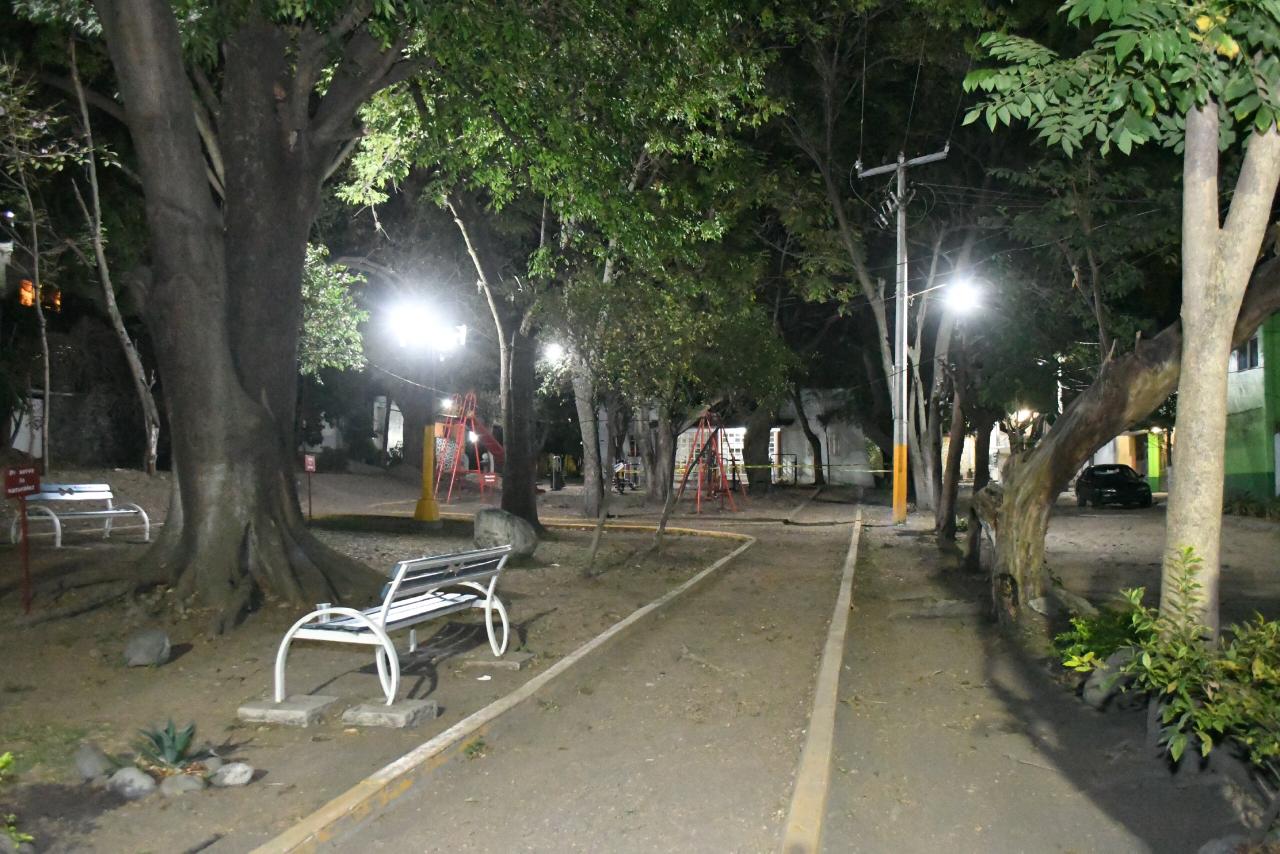 Alumbran calles de Fraccionamiento Manantiales en Cuautla